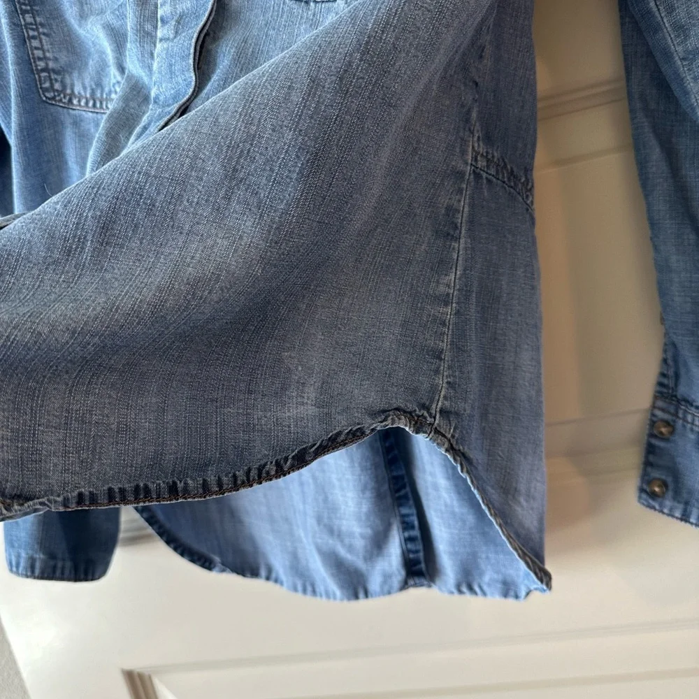 Cloth & Stone Chambray Slit Back Button Down Shirt - Picture 4 of 7